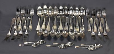 de nombreuses cuillères et fourchettes disposées sur la table