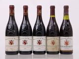 quatre bouteilles de vin sont alignées sur une surface blanche