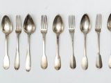 un service de six cuillères et fourchettes en métal argenté
