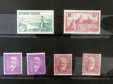 Plusieurs types de timbres sont exposés dans une vitrine.