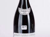 une bouteille de vin rouge de La Tâche, en France, sur fond blanc
