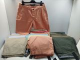 une pile de vêtements pliés posée sur une étagère dans un placard