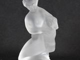 la figurine est posée sur une surface noire, avec un fond noir