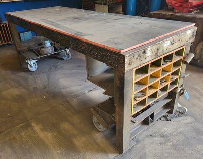 une table sur laquelle sont posées plusieurs bouteilles