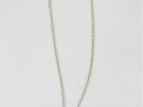 un collier en argent orné d'un oiseau sur fond blanc