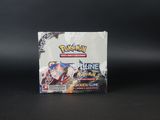 un gros plan d'une boîte de cartes à collectionner Pokémon sur fond noir