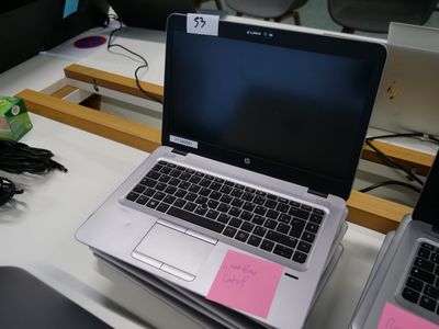 deux ordinateurs portables posés sur une table