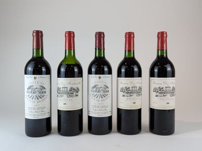 quatre bouteilles de vin sont alignées sur une surface blanche