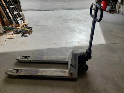 a pallet that is sitting in the middle of a garage