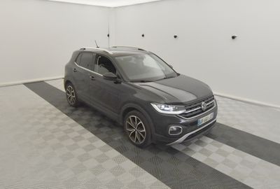 Le SUV Volkswagen est garé dans un garage dont le sol est en damier.