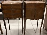 deux tables en bois équipées de tiroirs dans un magasin