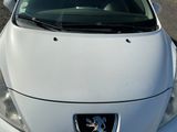 la photo d'une voiture blanche garée dans un parking