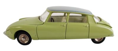 petite voiture jouet verte sur fond blanc, avec un fond blanc
