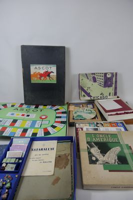 plusieurs livres sont empilés sur une table