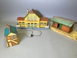trois petites maisons miniatures posées sur une table