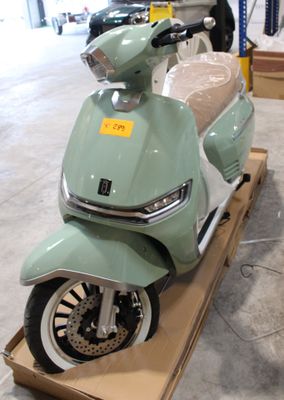 un scooter posé sur une boîte