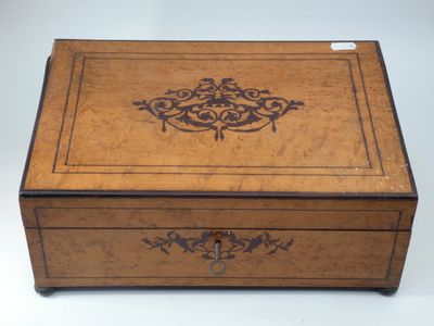 Coffret d'époque Restauration, en placage de loupe, 13 x 33 x 23cm (ma