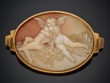 une bague ancienne en coquillage sculpté, ornée d'un « cher » et d'un « cher cher »