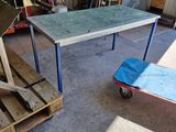 une table placée au milieu d'une pièce
