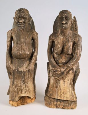 paire de figurines en bois sculpté représentant une femme et un homme