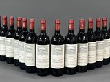 un groupe de bouteilles de vin posées sur une table