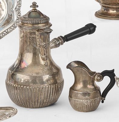 beaucoup d'objets en argent posés sur une table