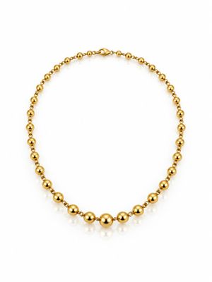 un collier de perles dorées sur fond blanc