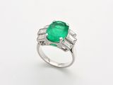 une bague en émeraude et diamant