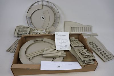 une boîte en carton contenant une maquette de train