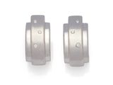 paire de boucles d'oreilles créoles en argent serties de diamants sur fond blanc
