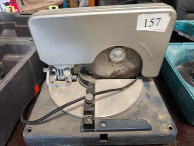 une machine posée sur une table