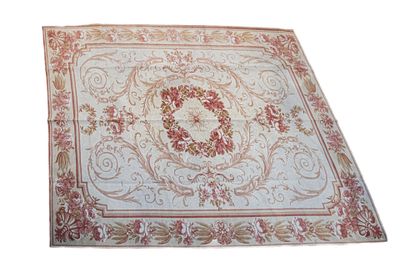 Grand tapis en laine à décor de rinceaux sur fond beige, dan… - Photo 1