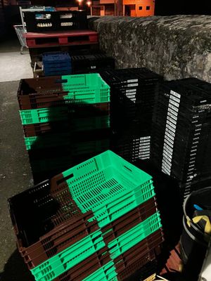 beaucoup de caisses empilées par terre