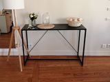 une table noire sur laquelle se trouve un panier