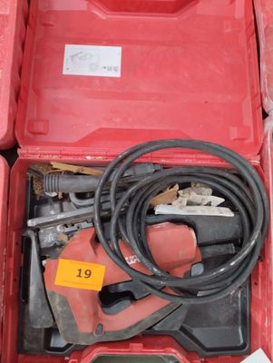 une boîte à outils rouge avec des outils à l'intérieur