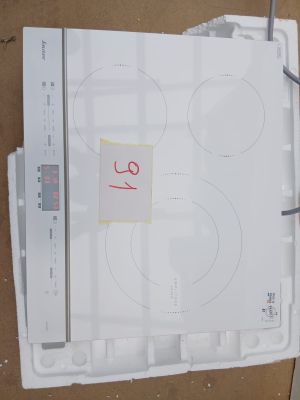 une plaque de cuisson blanche équipée de deux feux