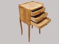Une table de chevet en bois de placage ouvrant par trois tir… (photo 4)