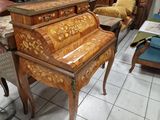 un piano posé au milieu d'une pièce
