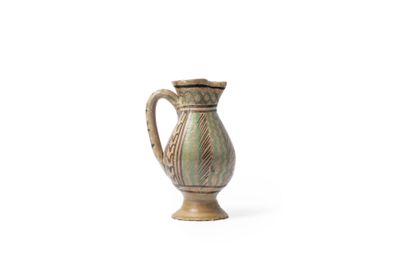 un petit vase posé sur une surface blanche