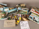 une pile de cartes postales posée sur une table