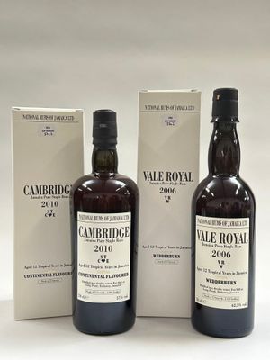 trois bouteilles de vin posées les unes à côté des autres devant une boîte
