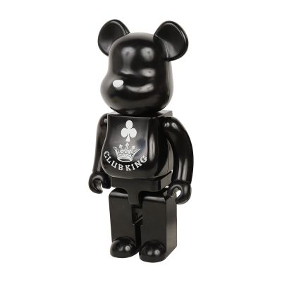 une figurine d'ours noir portant un t-shirt