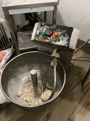 une photo d'une cuisine avec un mixeur et un saladier rempli de beignets