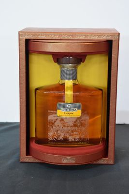 une image représentant une bouteille d'alcool dans une caisse en bois