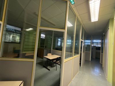 une pièce avec une table et des chaises
