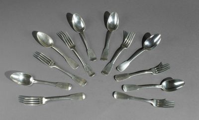 un grand nombre de cuillères et de fourchettes disposées en cercle