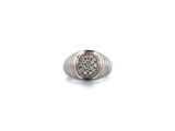 Gros plan sur une bague ornée d'un diamant