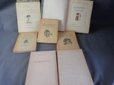 un grand nombre de livres posés sur une table