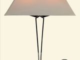 un gros plan d'une lampe de table munie d'un abat-jour blanc