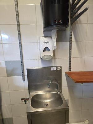 un lavabo et des toilettes dans une petite salle de bains